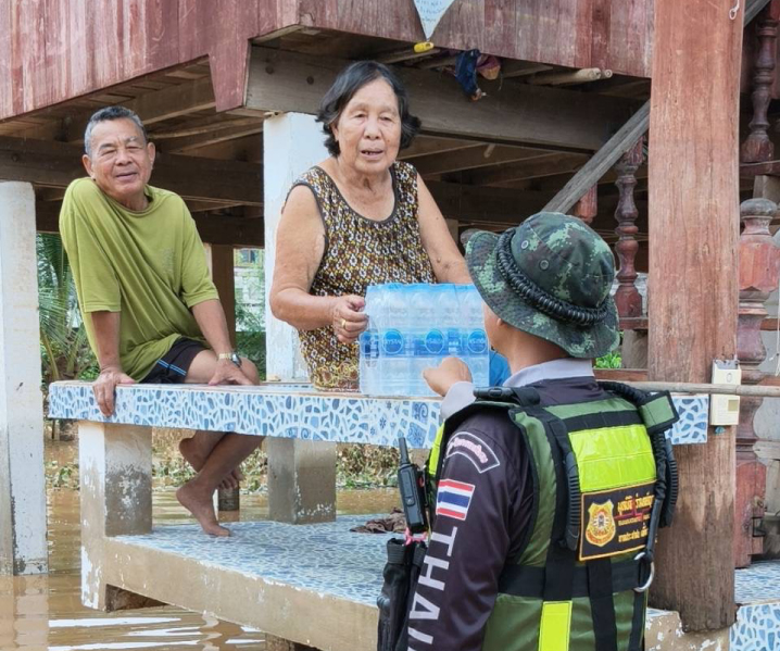 Donated-drinking-water-in-Nan-Province-02.JPG