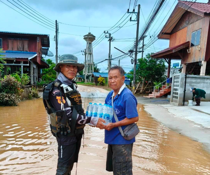 Donated-drinking-water-in-Nan-Province-03.JPG